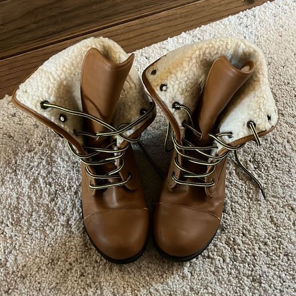 CL by LAUNDRY || High Top Lace Up Womans Boots - Picture 2 of 8